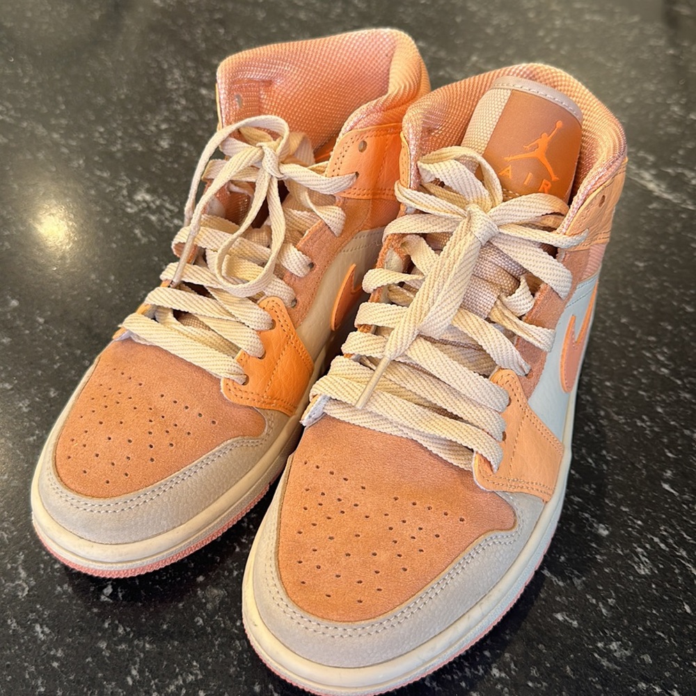 Jordan 1 Mid - Picture 2 of 12